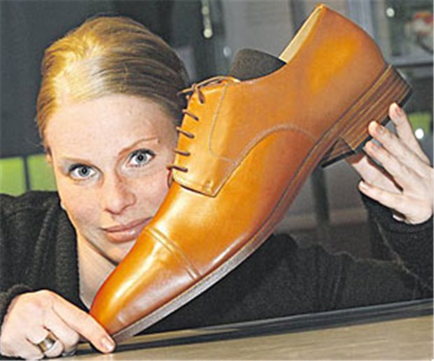 Die Deutschen - immer größer, immer schwerer Schuh mit der Größe „62“ – eine Spezialausfertigung, die schnell ihren Abnehmer findet.