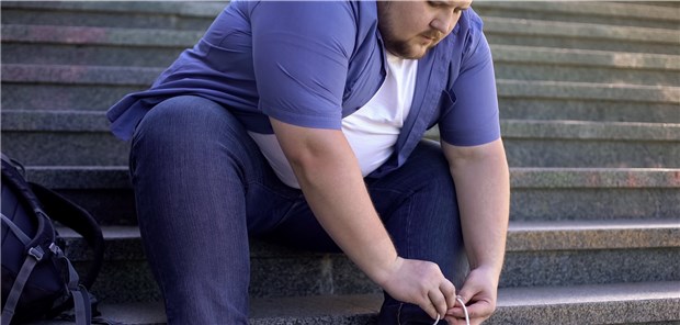 Schuhe schnüren als Herausforderung: Junge Menschen mit Adipositas haben ein hohes Risiko für schwere Folgekrankheiten.