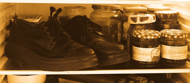 Helfer für Alleinstehende mit Demenz Schuhe zwischen den Lebensmitteln im Kühlschrank, so etwas kann bei Patienten mit Demenz vorkommen.