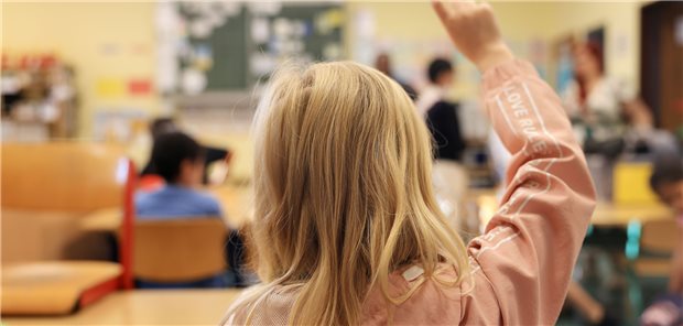 Neue Empfehlung zum Corona-Schutz in Schulen: Auf Einsatz von Luftreinigern verzichten Schule muss sein, sagt der Forschungsverbund COVerCHILD. Bei hohen Infektionszahlen empfiehlt er deshalb Tests statt Schließungen.