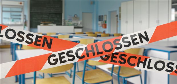 Ein Sperrband auf dem &quot;Geschlossen&quot; steht, ist in einem Klassenzimmer angebracht.