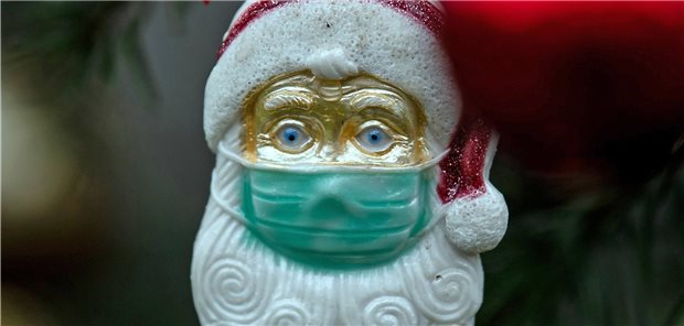 Masken verringern Corona-Infektionsrisiko um fast die Hälfte Schutz durch Maske: Gilt für (fast) jeden. Hier ein Weihnachtsmann mit einer Schutzmaske, der als Weihnachtsbaumschmuck in einem Tannenbaum in einem Vorgarten hängt.