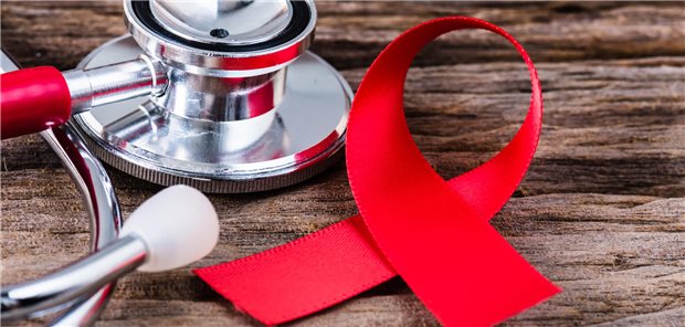 HIV-Neuinfektionen auf dem Niveau wie vor der Corona-Pandemie Stethoskop liegt neben einer Aidsschleife