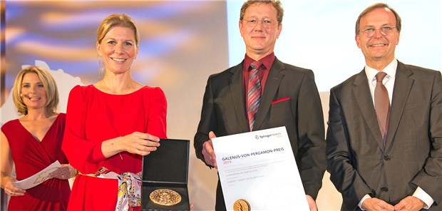 Fünfmal ausgezeichnet mit der Galenus-Medaille Schutz vor Herpes zoster für 37 Millionen Menschen in Deutschland: Mag. Sabine Hackl, Marketing Director Vaccines, und Dr. Johannes Hain, Senior Medical Director von GSK (m.), mit Yve Fehring (h.) und Thomas Rachel vom BMBF.