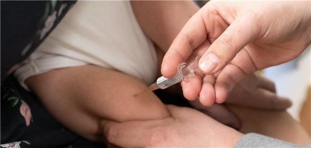 Eine Ärztin spritzt einem Säugling den Antikörper Nirsevimab in den Oberschenkel. 