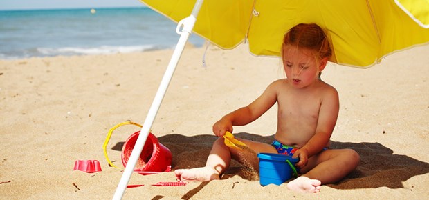 Am Sonnenschutz zu Hause hapert's Schutz vor Sonne: Nicht nur im Urlaub daran denken.