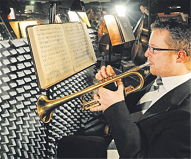 Schallschutz im Orchestergraben Schutz vor der Lautstärke seines eigenen Instruments: Trompeter mit Schallschutz.