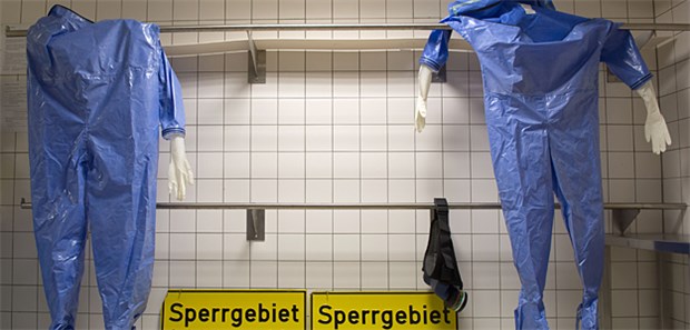 Experten erwarten mehr Verdachtsfälle in Deutschland Schutzanzüge im Ankleideraum einer Quarantänestation in der Berliner Charité. Die Station ist auch darauf vorbereitet, Patienten mit Tropenkrankheiten wie Ebola aufzunehmen.