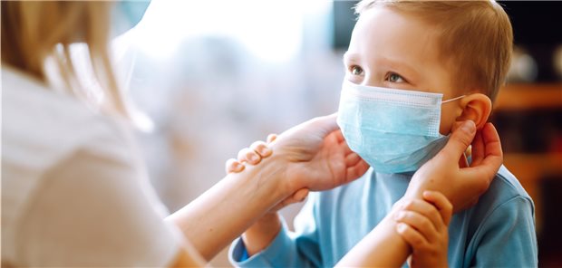 WHO empfiehlt: Masken für Kinder ab zwölf Jahren! Schutzmasken sollten Kinder im Alter unter sechs Jahren nur unter ständiger Aufsicht tragen, so die WHO. Für Kinder ab zwölf Jahren sollten die gleichen Regeln gelten wie für Erwachsene.