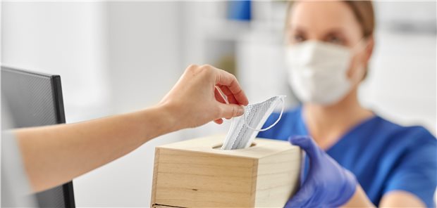 Schutzmaßnahmen angesagt: Im Arbeitsalltag liegt für MFA und andere Vertreter der Gesundheits- und Wohlfahrtsberufe derzeit das Risiko einer SARS-CoV-2-Infektion besonders in der Luft.