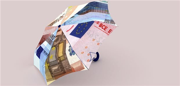 ein Regenschirm, der mit Geldscheinmuster bedruckt ist; er soll die finanzielle Notlage in Nordrhein, die durch die SARS-CoV-2- bzw. COVID-19-Pandemie abhalten.