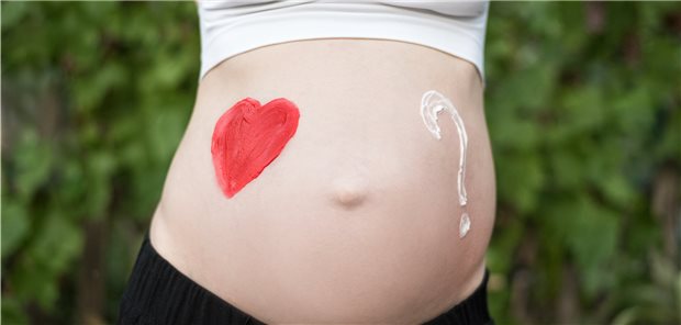 Schwanger: Die Freude ist groß, aber wie geht es weiter im Beruf? Diese Frage stellen sich viele schwangere Ärztinnen.