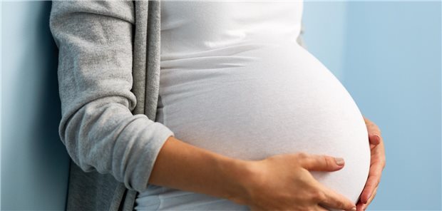 Frau hält sich ihren Babybauch