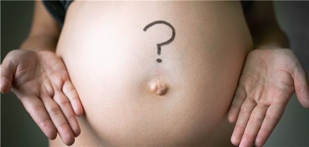 Schwanger – und wie geht es nun im Job weiter? Viele Ärztinnen warten lange damit, ihrem Arbeitgeber die Schwangerschaft zu melden.