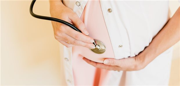Schwangere Ärztinnen werden häufig mit einem pauschalen Beschäftigungsverbot belegt. Das muss nicht sein, meint die DGOU und hat eine Positivliste mit unbedenklichen Tätigkeiten erstellt.