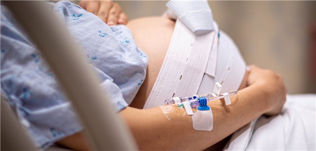 Schwangere Frau in der Klinik: In einer Studie wurde jede zweite Geburt bei Frauen in der 42. Schwangerschaftswoche eingeleitet.