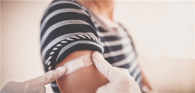 Schwangere haben ein erhöhtes Risiko für einen schweren COVID-19-Verlauf. Sie sollten daher geimpft werden. Die Impfung im ersten Trimenon ist dabei laut französischen Forschenden nicht mit schwerwiegenden angeborenen Fehlbildungen assoziiert.