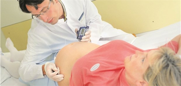 Vielversprechend für Schwangere mit Diabetes Schwangere mit Diabetes: Eine Insulinpumpe wird angelegt.