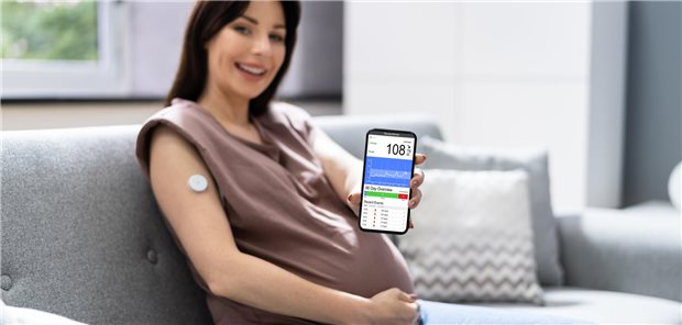 Schwangere mit Gestationsdiabetes freut sich über einen guten Glukosewert: Zu Kontrollen wird aber auch nach der Geburt geraten (Symbolbild mit Fotomodell).