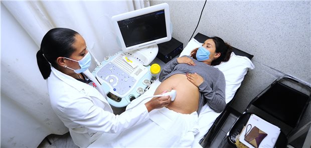 Schwangere sollten bei Kontrolluntersuchungen einen Mund-Nasen-Schutz (MNS) tragen.