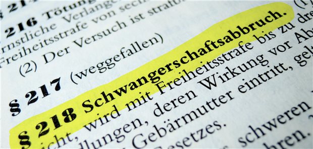 Der §218 BGB, gelb markiert, in einem Gesetzesbuch