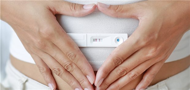 Schwangerschaftstest positiv: Frauen mit Diabetes sind spätestens jetzt an ein erfahrenes Zentrum zu überweisen.