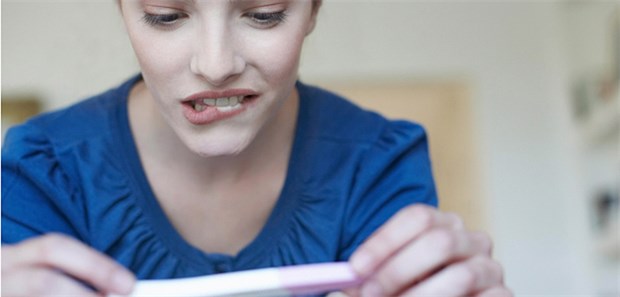 Schwangerschaftstest positiv? Für Ärztinnen in Probezeit wirft das auch Fragen zum Arbeitsvertrag auf.