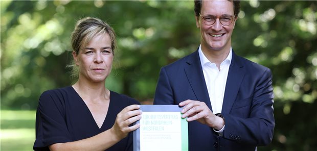 Neue Regierung in NRW strebt mehr Medizinstudienplätze und höhere Landarztquote an Schwarz-grüne Eintracht: NRW-Ministerpräsident Hendrik Wüst (CDU) und Grünen-Chefin Mona Neubaur am Donnerstag bei der Vorstellung des Koalitionsvertrags.