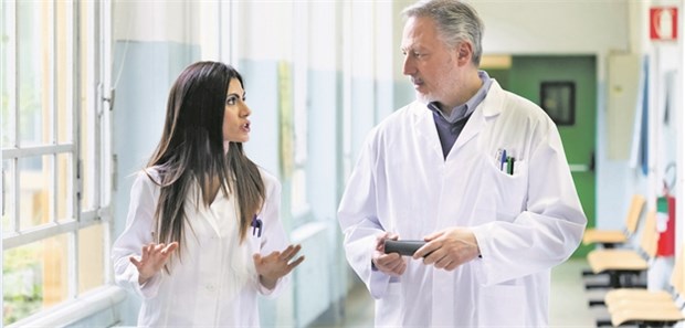 Dem Chefarzt auch widersprechen können Schweigen ist nicht immer Gold: Patientenschützer wollen mehr kollegiales Einmischen.