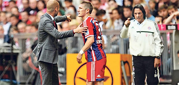 Der Druck auf Mannschaftsärzte steigt Schweinsteiger auswechseln oder nicht? Disput von Trainer Pep Guardiola (links) mit Dr. Hans-Wilhelm Müller-Wohlfahrt (rechts) beim Bundesligaspiel Bayern München gegen VfB Stuttgart am 10. Mai 2014.