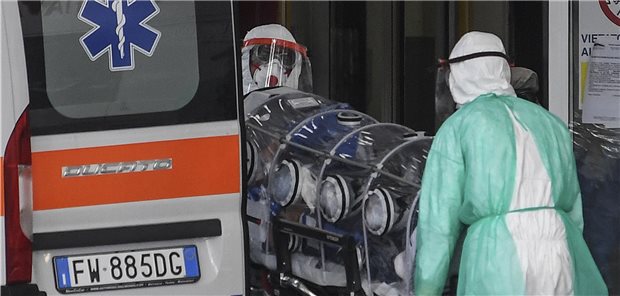 COVID-19-Patienten mit Lungenversagen profitieren von Bauchlage Schwer erkrankter COVID-19-Patient: Bei der Beatmungstherapie profitieren Patienten mit akutem Lungenversagen von einer Bauchlagerung, legt eine kleine Studie nahe.