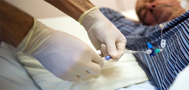 Nutzt eine späte Chemotherapie noch? Schwere Entscheidung: Bei einem Patienten kurz vor dem Lebensende sollte eine Chemotherapie dennoch sorgfältig erwogen werden.