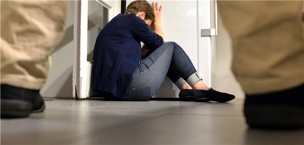 Mehr Gewalttaten gegen Frauen Schwere Gewalt gegen eine Frau – das kommt laut offiziellen BKA-Zahlen aus 2018 mindestens einmal pro Stunde irgendwo in Deutschland vor. Die Dunkelziffer schwerer Körperverletzungen wird höher geschätzt.