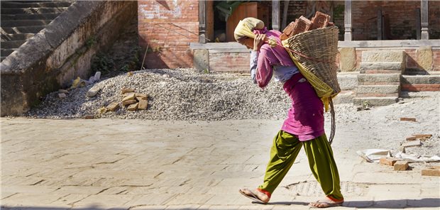 Politiker der Ampelkoalition: Frauengesundheit stärker in den Fokus nehmen Schwere Last mit gesundheitlichen Folgen: In Nepal sind vor allem Frauen damit beschäftigt, die verheerenden Folgen der beiden Erdbeben von 2015 zu beseitigen.