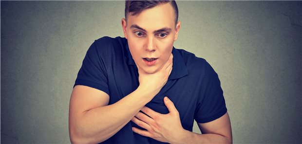 Schwere allergische Sofortreaktion: Das Risiko ist bei Personen, die auf die erste Dosis eines mRNA-Impfstoffes allergisch reagiert haben, bei einer zweiten Impfung zum Glück sehr gering. (Symbolbild mit Fotomodell)