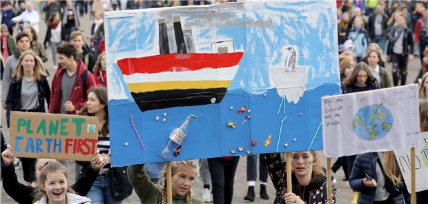 Einigung auf Programm zum Klimaschutz Schwerer Tanker: Während wie hier in Rostock Teilnehmer einer Demonstration dem Aufruf der Bewegung Fridays for Future für mehr Klimaschutz gefolgt sind, kämpfte sich die Bundesregierung doch noch zu einer Einigung in Sachen Klimapolitik durch.