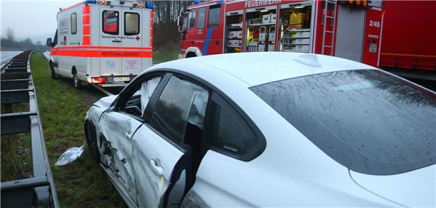 Weniger Tote im Straßenverkehr Schwerer Unfall auf einer Autobahn. Die Zahl der Verkehrsunfälle hat nach ADAC-Schätzung im Vergleich zum Vorjahr um ein Prozent zugenommen.