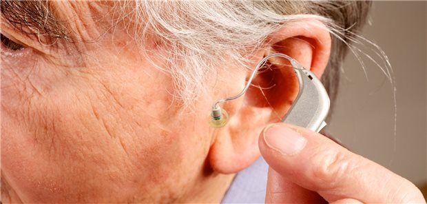 Schwerhörige die ein Hörgerät tragen sind scheinbar seltener von Demenz betroffen, als jene, die keines tragen. Eine Erklärung: Durch das Tragen eines Hörgeräts könnten Verständnisprobleme reduziert werden und so die soziale Isolation verhindert werden.