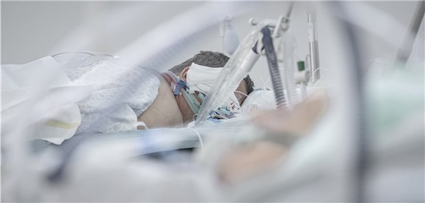 Schwerkranker COVID-19-Patient in Bauchlage auf einer Intensivstation: Beobachtungsstudien hatten zu Beginn der Pandemie nahegelegt, dass eine Bauchlagerung für intubierte Patienten sinnvoll ist.