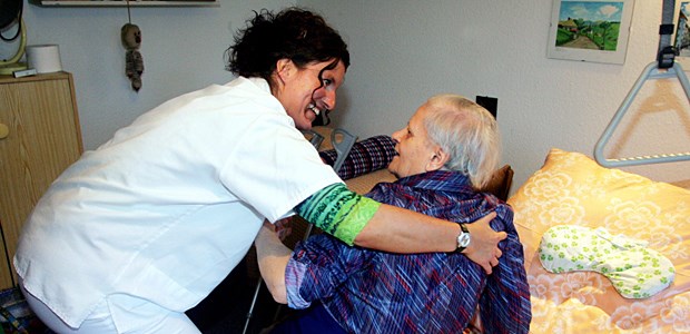 Wie das Gesundheitswesen krank macht Schwerstarbeit in der Pflege: Sie ist wahrscheinlich eine wichtige Ursache, warum in der Kranken- und Altenpflege Arbeitsunfähigkeit deutlich über dem Durchschnitt liegt - und bedenklich zunimmt.