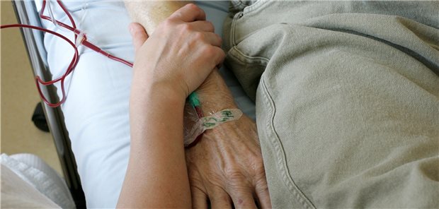 Heime und Hospize immer öfter mit assistiertem Suizid konfrontiert Schwerstkranke Menschen bitten zunehmend um Hilfe beim Suizid. (Symbolbild mit Fotomodellen)