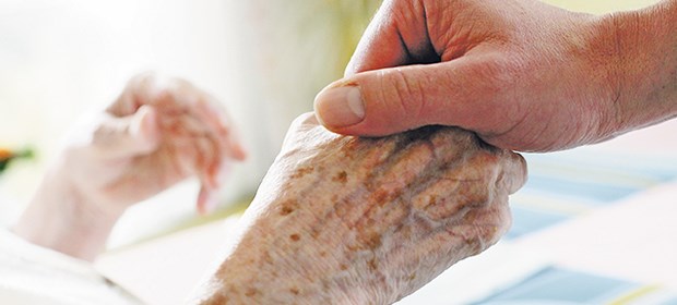 Der Hausarzt gibt Palliativpatienten Halt Schwerstkranke brauchen Zuwendung und Gesprächsmöglichkeiten.