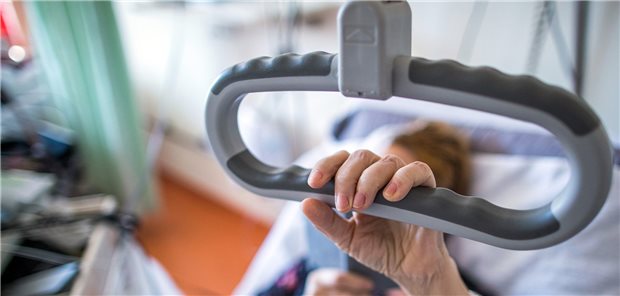 Verlegungen Sterbender? Das geht anders Schwerstkranke werden oft noch auf den letzten Metern ihres Lebens verlegt. Um das zu vermeiden, wurden Instrumente entwickelt. Jens Büttner/dpa (Symbolbild)