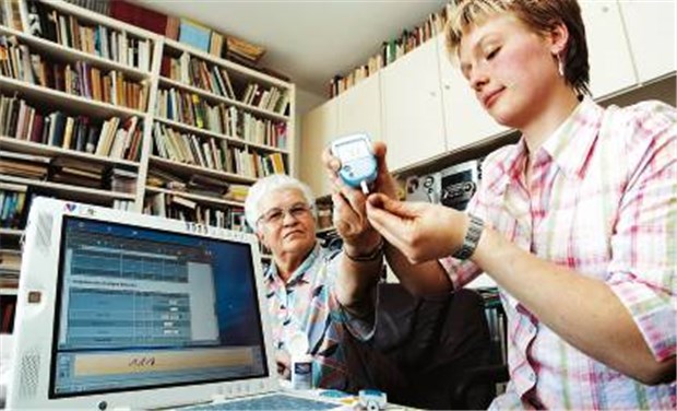 An der Ostseeküste schmieden Netze neue Ideen für mehr Gesundheit "Schwester Agnes" im Pilot-Einsatz: Eine speziell geschulte Fachkraft kontrolliert den Blutzuckerwert einer Patientin.