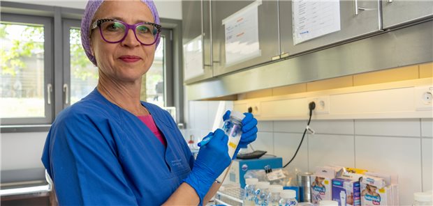 Schwester Ina kontrolliert in der Küche der Sammelstelle gespendete Muttermilch. 300 Liter sind im vergangenen Jahr gespendet worden. 