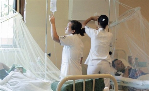 Krankenversorgung für Alle bleibt in Paraguay weiter ein Traum Schwierige Versorgung: Patienten und Pflegekräfte nach dem Ausbruch von Gelbfieber in Paraguays Hauptstadt Asuncion im Februar.