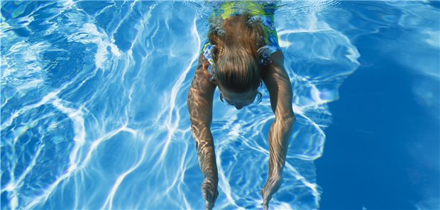 Bei Symptomen der Atemwege auch an Legionellen denken! Schwimmbäder öffnen unter bestimmten Auflagen wieder. Das könnte zu mehr Legionellosen führen.