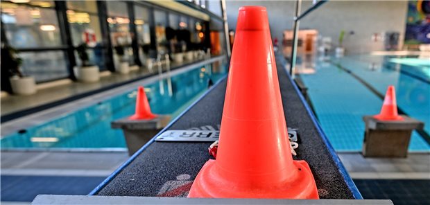 Corona bremst Seepferdchen aus Schwimmbäder sind allerorts im November aufgrund des Corona-bedingten Lockdowns geschlossen.