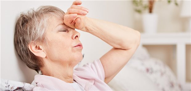 Schwindel, Kopfschmerzen oder Schlafstörungen gehören zu den Symptomen, die nach Absetzen von Antidepressiva auftreten können. (Symbolbild mit Fotomodell)