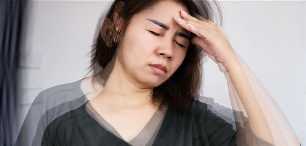 Einer jungen Frau ist schwindelig.